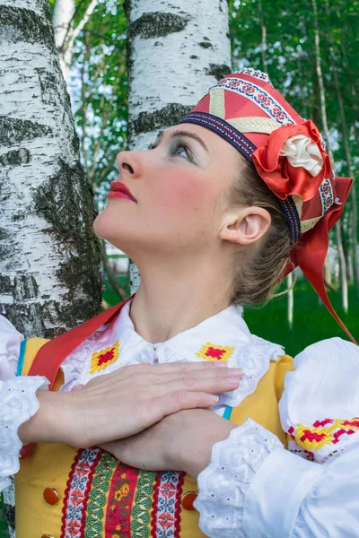 Dívka v národní ruský (Běloruská) žalobu proti pozadí běloruské povahy. Ruský folklór (Běloruská). — Stock fotografie