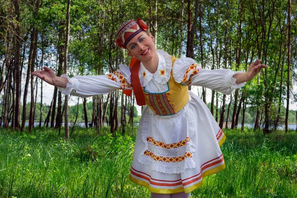 A menina em um terno russo nacional (Belarusian) contra o contexto da natureza de Belarusian. Folclore russo (bielorrusso) . — Fotografia de Stock