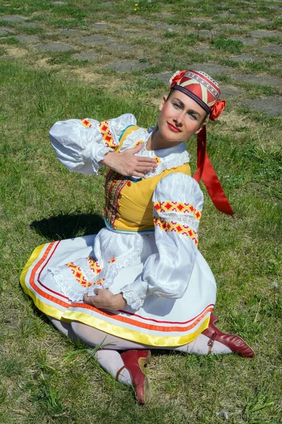 Dívka v národní ruský (Běloruská) žalobu proti pozadí běloruské povahy. Ruský folklór (Běloruská). — Stock fotografie