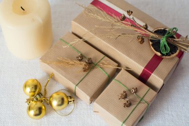 Noel süslemeleri ve hediye kutuları arka plan. Noel ve yeni yıl kavramı.