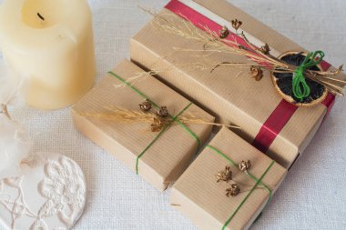 Noel süslemeleri ve hediye kutuları arka plan. Noel ve yeni yıl kavramı.