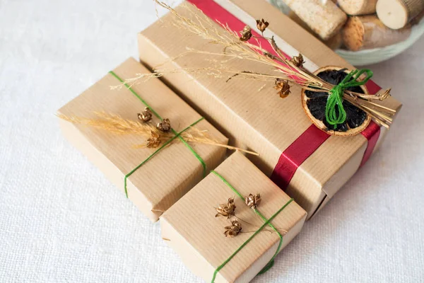 Noel süslemeleri ve hediye kutuları arka plan. Noel ve yeni yıl kavramı.