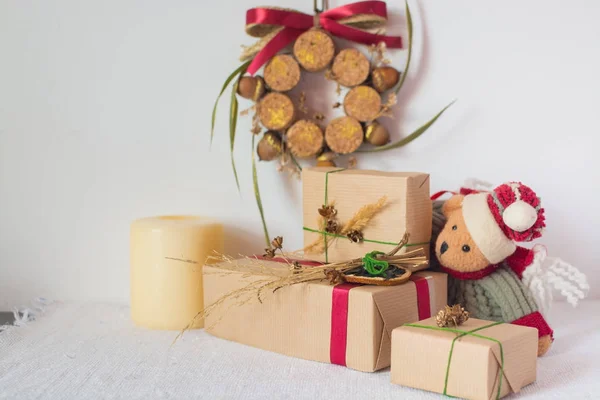 Рождественский фон с украшениями и подарочные коробки. Рождество и Новый год . — стоковое фото