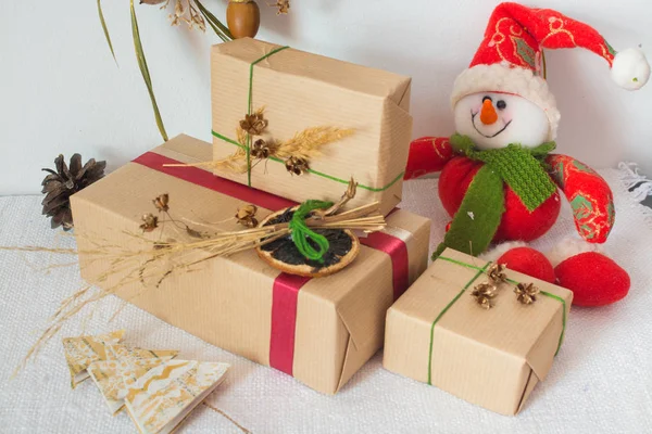 Vánoční pozadí s dekorace a dárkové boxy. Vánoce a nový rok koncepce. — Stock fotografie