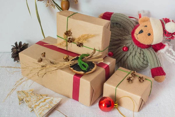 Vánoční pozadí s dekorace a dárkové boxy. Vánoce a nový rok koncepce. — Stock fotografie