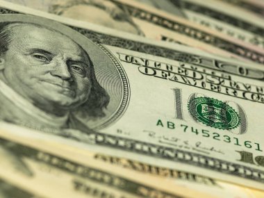 Renkli bir geçmişi ve farklı değerlerde paraları var. Bankaların finansmanı ile ilgili en iyi iş görüşü. Amerikan banknotları 5, 10, 50, 100 dolar fon