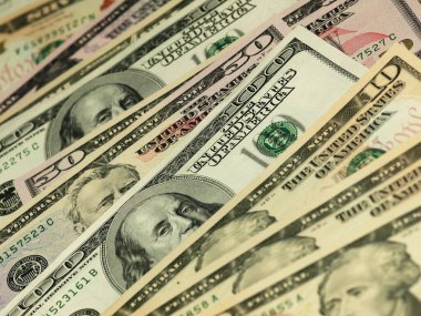 Renkli bir geçmişi ve farklı değerlerde paraları var. Bankaların finansmanı ile ilgili en iyi iş görüşü. Amerikan banknotları 5, 10, 50, 100 dolar fon
