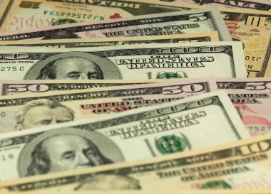 Renkli bir geçmişi ve farklı değerlerde paraları var. Bankaların finansmanı ile ilgili en iyi iş görüşü. Amerikan banknotları 5, 10, 50, 100 dolar fon