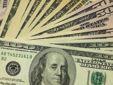 Renkli bir geçmişi ve farklı değerlerde paraları var. Bankaların finansmanı ile ilgili en iyi iş görüşü. Amerikan banknotları 5, 10, 50, 100 dolar fon