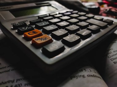 Gündüz vakti beyaz bir hesap makinesine düşen gün ışığı pencereyi oluşturur.