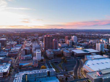 New Mexico 'daki Albuquerque şehir merkezinin havadan görünüşü. Arka planda Üç Kız Kardeş volkanları var.