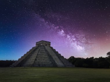 Chichen Itza üzerinde Samanyolu galaksisi olan parlak ve yıldızlı bir gökyüzü altında
