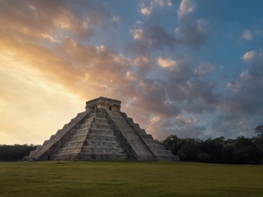 Chichen Itza Piramidi Yucatan Yarımadası 'nda Güneş Doğarken