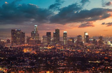 Los Angeles Şehir Merkezi Alacakaranlık 'ta, dramatik bir Sunset Sky' ın önünde.