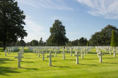 Normandiya Ulusal Mezarlığı D-Day istilasında ölen birçok kişinin ebedi istirahatgahı.