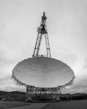 Dev bir radyo teleskobu yıldızlardan gelen sinyalleri dinler.