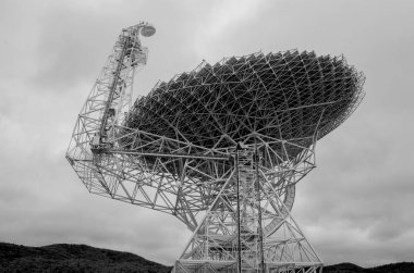 Dev bir radyo teleskobu yıldızlardan gelen sinyalleri dinler.