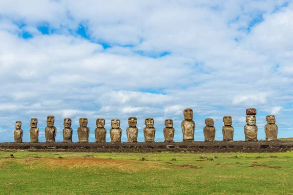 Una Línea Estatuas Moai Isla Pascua Bajo Día Brillante Cielo — Foto de Stock