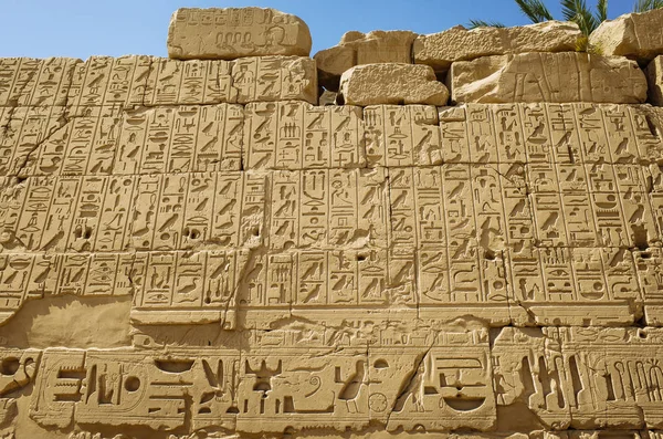 古埃及象形文字的一堵墙 位于埃及卡尔纳克神庙的废墟上 — 图库照片