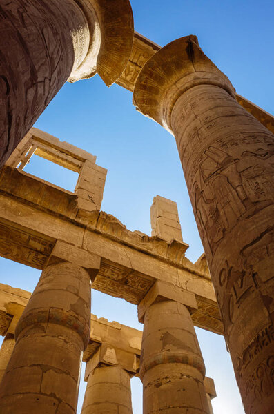 Массивные колонны Карнакского храма недалеко от Луксора в Египте

