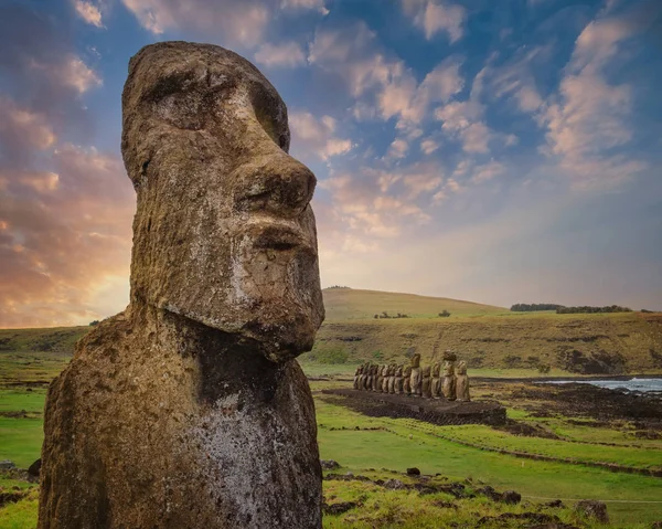 Mysteriöse Moai Statuen Der Osterinsel Bei Sonnenuntergang — Stockfoto