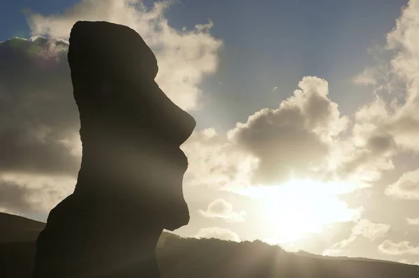 Silueta Estatua Moai Del Sol Mañana Isla Pascua — Foto de Stock