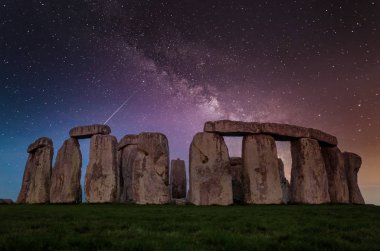 Antik ve Gizemli Stonehenge geceleri parlak yıldızların ve Samanyolu Galaksisi 'nin altında görüldü.