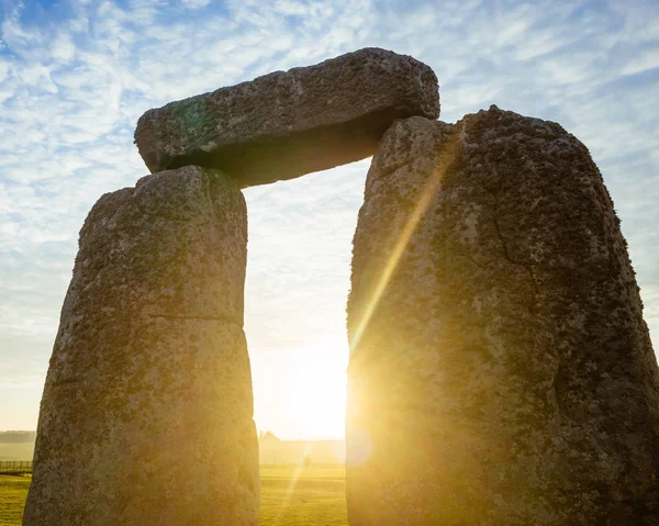 Bliskie Ujęcie Pojedynczego Łuku Stonehenge Jasnym Wschodzącym Słońcem Świecącym Przez — Zdjęcie stockowe