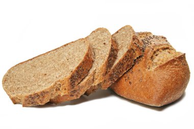 Beyaz üzerine izole edilmiş taze kahverengi kepekli ekmek.