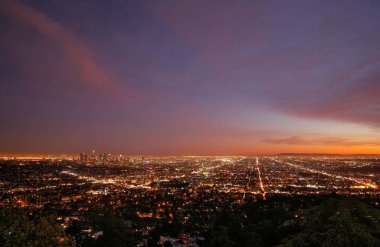 Alacakaranlıkta Los Angeles 'ın geniş manzarası