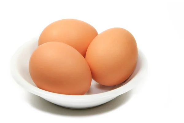 Bir Kasede Taze Kahverengi Yumurta Beyaz Üzerine Izole Edilmiş — Stok fotoğraf