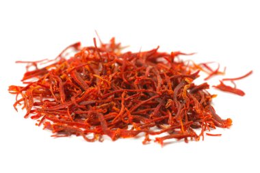 Beyaz üzerine izole edilmiş parlak ve taze safran baharatı.