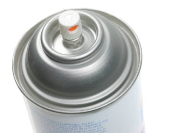 Bir sprey kutusunun üzerinde beyaz bir sprey püskürtücüsünün makro görüntüsü.