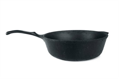 Büyük dökme demir aşçı beyaz tencereye izole edilmiş.