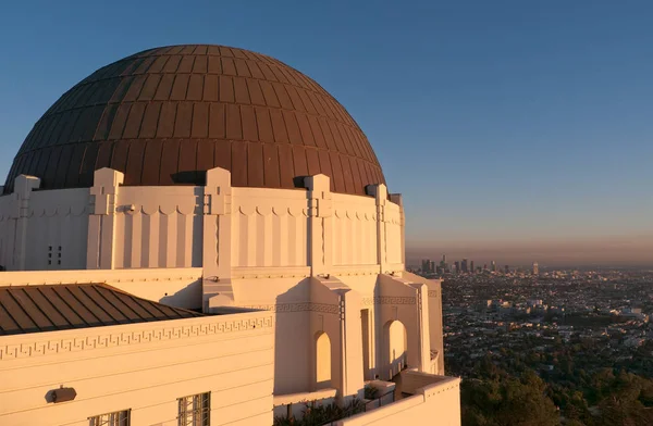 グリフィス天文台は日没遅くにロサンゼルスを見渡して — ストック写真