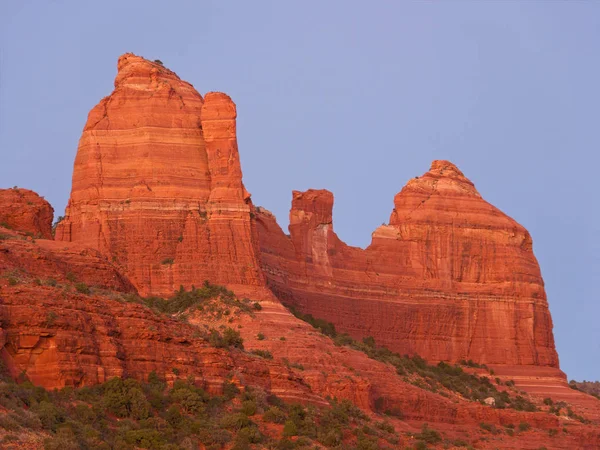 Sedona Nın Ünlü Kızıl Kayalıkları Alacakaranlıkta Görülüyor — Stok fotoğraf