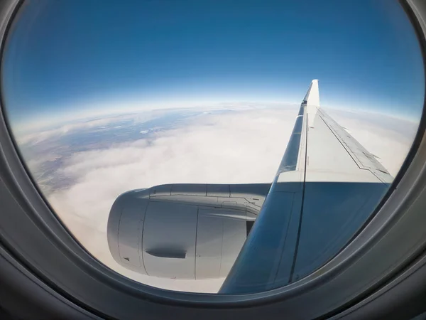 Глядя Окно Реактивного Самолета Над Крылом Двигателем Видя Кажущуюся Кривизну Лицензионные Стоковые Фото