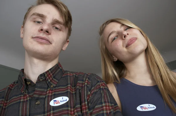 Électeurs pour la première fois, jeune homme et fille — Photo