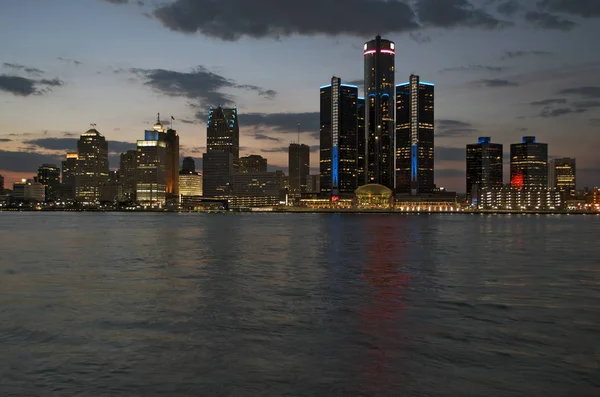 Gün batımında Detroit panoramik çekim