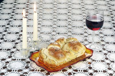 Şabat mumları, Challah ve şarap