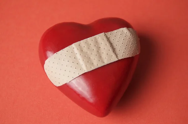 Megtört szívvel, piros szív-kötés — Stock Fotó