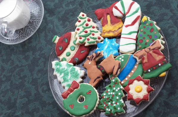 Colorido decorado y esmerilado cortar galletas de Navidad — Foto de Stock