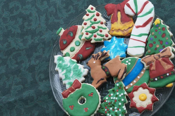 Colorido decorado y esmerilado cortar galletas de Navidad — Foto de Stock