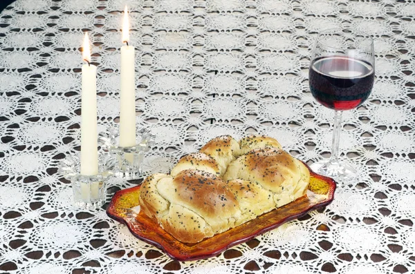 Velas Shabbat, Challah, e copo de vinho — Fotografia de Stock