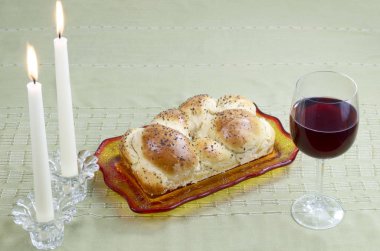 Şabat mumları, Challah ve şarap