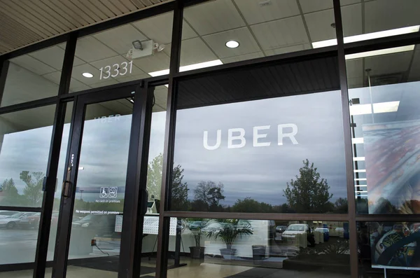 Uber Sign In Janela de um escritório Uber — Fotografia de Stock