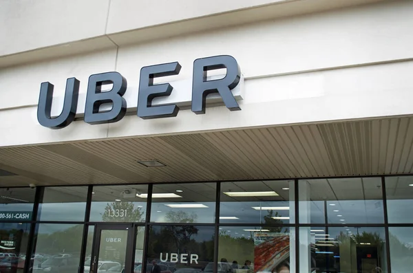 Uber Sign Over An Office Location, Oak Park Michigan, 1 de mayo de 2017 — Foto de Stock