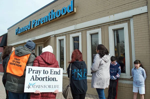 Pro-Life-Menschen beten vor einer geplanten Elternschaft — Stockfoto