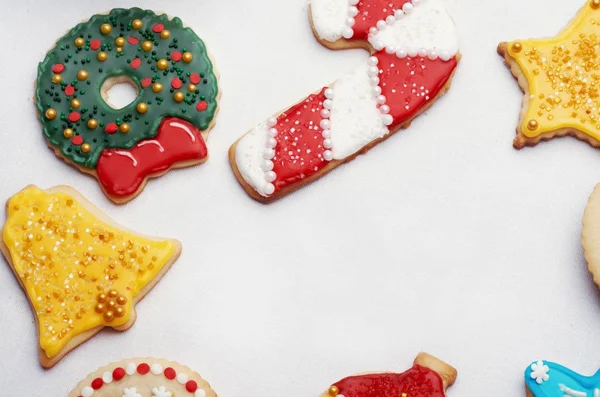 Περίπλοκα Διακοσμημένα Χριστούγεννα Κόψτε Μπισκότα Εξαιρετικά Σχεδιασμένο Και Καλλιτεχνικά Παγωμένο — Φωτογραφία Αρχείου