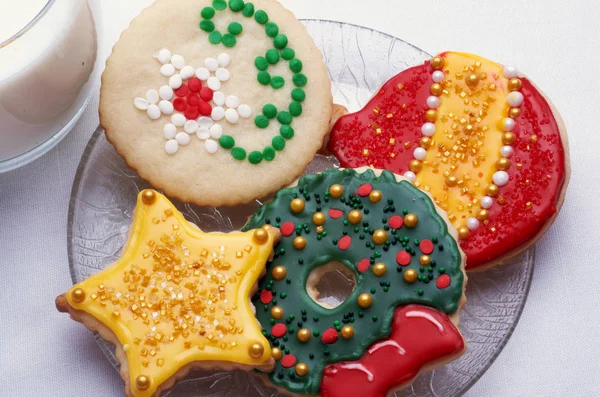 複雑に飾られたクリスマス クッキーをカット 高いデザイン そして芸術的アイス — ストック写真